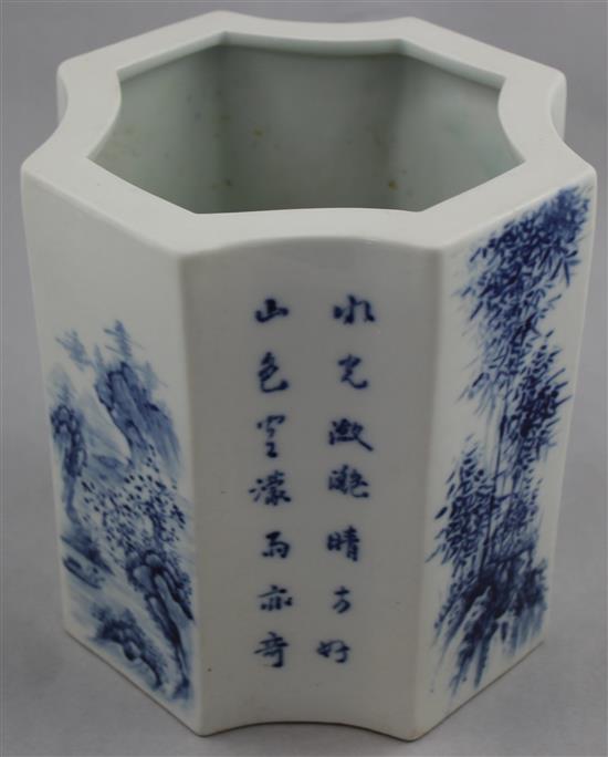 A Chinese blue and white brush pot, 16.3cm